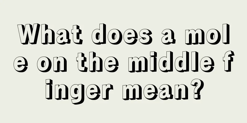 What does a mole on the middle finger mean?